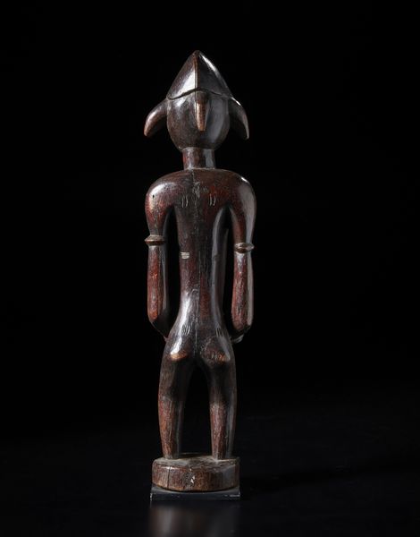 Senufo - Costa d'Avorio/Mali/Burkina Faso : Grande scultura antropomorfa femminile. Legno duro a patina bruno-rossastra e tracce di caolino.  - Asta Asta 422 | AFRICA, OCEANIA E AMERICHE - ARTIGIANATO AFRICANO: VARI COMMITTENTI E SELEZIONE DALLA COLLEZIONE BARTOLOMUCCI Online - Associazione Nazionale - Case d'Asta italiane