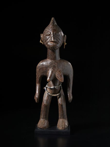 Mossi - Burkina Faso : Scultura antropomorfa femminile Mossi in legno con cintura e orecchini. Legno a patina bruno-rossastra, perline e corda.  - Asta Asta 422 | AFRICA, OCEANIA E AMERICHE - ARTIGIANATO AFRICANO: VARI COMMITTENTI E SELEZIONE DALLA COLLEZIONE BARTOLOMUCCI Online - Associazione Nazionale - Case d'Asta italiane