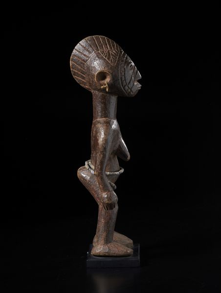 Mossi - Burkina Faso : Scultura antropomorfa femminile Mossi in legno con cintura e orecchini. Legno a patina bruno-rossastra, perline e corda.  - Asta Asta 422 | AFRICA, OCEANIA E AMERICHE - ARTIGIANATO AFRICANO: VARI COMMITTENTI E SELEZIONE DALLA COLLEZIONE BARTOLOMUCCI Online - Associazione Nazionale - Case d'Asta italiane