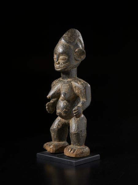 Yoruba -Nigeria : Scultura antropomorfa.Legno duro a patina scura.  - Asta Asta 422 | AFRICA, OCEANIA E AMERICHE - ARTIGIANATO AFRICANO: VARI COMMITTENTI E SELEZIONE DALLA COLLEZIONE BARTOLOMUCCI Online - Associazione Nazionale - Case d'Asta italiane