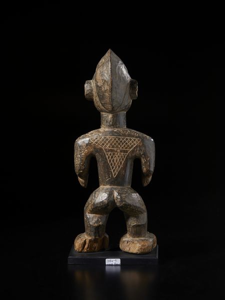 Yoruba -Nigeria : Scultura antropomorfa.Legno duro a patina scura.  - Asta Asta 422 | AFRICA, OCEANIA E AMERICHE - ARTIGIANATO AFRICANO: VARI COMMITTENTI E SELEZIONE DALLA COLLEZIONE BARTOLOMUCCI Online - Associazione Nazionale - Case d'Asta italiane