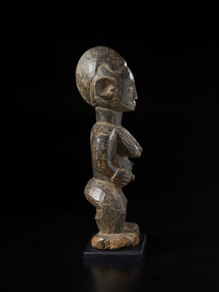 Yoruba -Nigeria : Scultura antropomorfa.Legno duro a patina scura.  - Asta Asta 422 | AFRICA, OCEANIA E AMERICHE - ARTIGIANATO AFRICANO: VARI COMMITTENTI E SELEZIONE DALLA COLLEZIONE BARTOLOMUCCI Online - Associazione Nazionale - Case d'Asta italiane