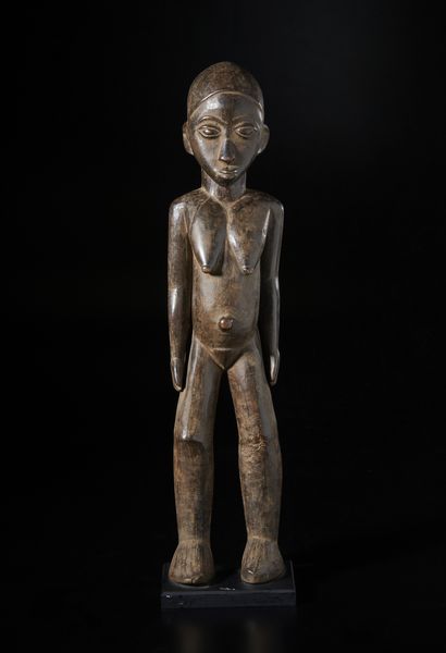 Lobi - Burkina Faso : Grande scultura antropomorfa Bateba. Legno duro a patina scura.  - Asta Asta 422 | AFRICA, OCEANIA E AMERICHE - ARTIGIANATO AFRICANO: VARI COMMITTENTI E SELEZIONE DALLA COLLEZIONE BARTOLOMUCCI Online - Associazione Nazionale - Case d'Asta italiane