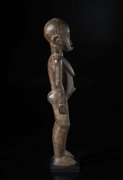 Lobi - Burkina Faso : Grande scultura antropomorfa Bateba. Legno duro a patina scura.  - Asta Asta 422 | AFRICA, OCEANIA E AMERICHE - ARTIGIANATO AFRICANO: VARI COMMITTENTI E SELEZIONE DALLA COLLEZIONE BARTOLOMUCCI Online - Associazione Nazionale - Case d'Asta italiane