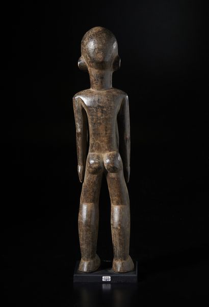 Lobi - Burkina Faso : Grande scultura antropomorfa Bateba. Legno duro a patina scura.  - Asta Asta 422 | AFRICA, OCEANIA E AMERICHE - ARTIGIANATO AFRICANO: VARI COMMITTENTI E SELEZIONE DALLA COLLEZIONE BARTOLOMUCCI Online - Associazione Nazionale - Case d'Asta italiane