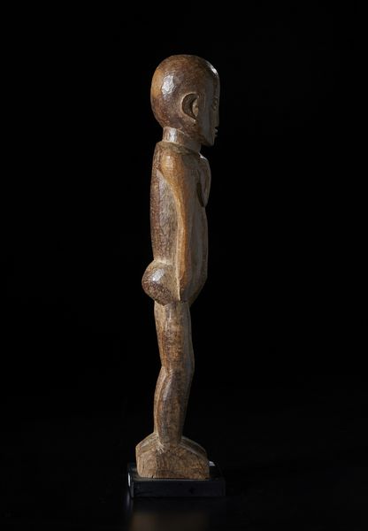 Lobi - Burkina Faso : Grande scultura antropomorfa Bateba.Legno duro a patina chiara.  - Asta Asta 422 | AFRICA, OCEANIA E AMERICHE - ARTIGIANATO AFRICANO: VARI COMMITTENTI E SELEZIONE DALLA COLLEZIONE BARTOLOMUCCI Online - Associazione Nazionale - Case d'Asta italiane