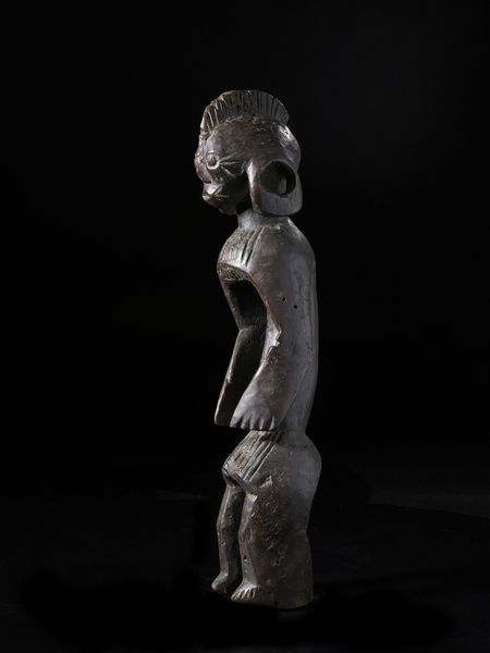 Mumuye - Nigeria/Camerun : Scultura antropomorfa stilizzata.Legno duro a patina scura con tracce di caolino.  - Asta Asta 422 | AFRICA, OCEANIA E AMERICHE - ARTIGIANATO AFRICANO: VARI COMMITTENTI E SELEZIONE DALLA COLLEZIONE BARTOLOMUCCI Online - Associazione Nazionale - Case d'Asta italiane