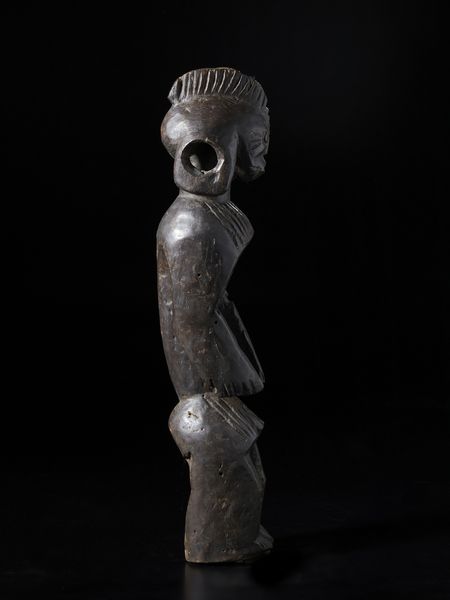 Mumuye - Nigeria/Camerun : Scultura antropomorfa stilizzata.Legno duro a patina scura con tracce di caolino.  - Asta Asta 422 | AFRICA, OCEANIA E AMERICHE - ARTIGIANATO AFRICANO: VARI COMMITTENTI E SELEZIONE DALLA COLLEZIONE BARTOLOMUCCI Online - Associazione Nazionale - Case d'Asta italiane