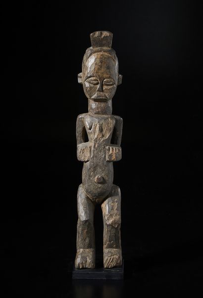 Urhobo, Nigeria : Scultura antropomorfa. Legno duro con patina scura.  - Asta Asta 422 | AFRICA, OCEANIA E AMERICHE - ARTIGIANATO AFRICANO: VARI COMMITTENTI E SELEZIONE DALLA COLLEZIONE BARTOLOMUCCI Online - Associazione Nazionale - Case d'Asta italiane