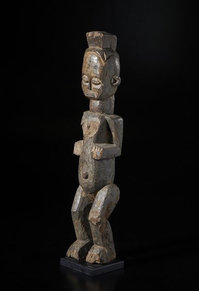 Urhobo, Nigeria : Scultura antropomorfa. Legno duro con patina scura.  - Asta Asta 422 | AFRICA, OCEANIA E AMERICHE - ARTIGIANATO AFRICANO: VARI COMMITTENTI E SELEZIONE DALLA COLLEZIONE BARTOLOMUCCI Online - Associazione Nazionale - Case d'Asta italiane