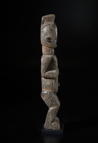 Urhobo, Nigeria : Scultura antropomorfa. Legno duro con patina scura.  - Asta Asta 422 | AFRICA, OCEANIA E AMERICHE - ARTIGIANATO AFRICANO: VARI COMMITTENTI E SELEZIONE DALLA COLLEZIONE BARTOLOMUCCI Online - Associazione Nazionale - Case d'Asta italiane