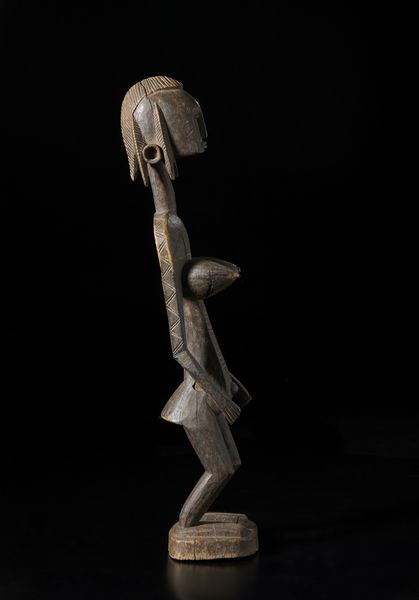 Bambara - Mali : Scultura antropomorfa femminile. Legno duro a patina scura.  - Asta Asta 422 | AFRICA, OCEANIA E AMERICHE - ARTIGIANATO AFRICANO: VARI COMMITTENTI E SELEZIONE DALLA COLLEZIONE BARTOLOMUCCI Online - Associazione Nazionale - Case d'Asta italiane