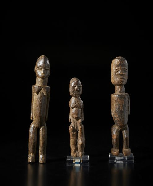 Lobi - Burkina Faso : Lotto composto da tre sculture Bateba  di varia dimensioni e qualit d'intaglio. Legno a patina naturale.  - Asta Asta 422 | AFRICA, OCEANIA E AMERICHE - ARTIGIANATO AFRICANO: VARI COMMITTENTI E SELEZIONE DALLA COLLEZIONE BARTOLOMUCCI Online - Associazione Nazionale - Case d'Asta italiane