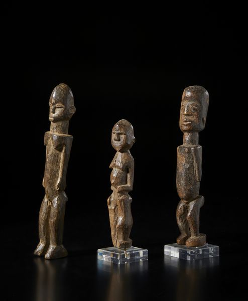 Lobi - Burkina Faso : Lotto composto da tre sculture Bateba  di varia dimensioni e qualit d'intaglio. Legno a patina naturale.  - Asta Asta 422 | AFRICA, OCEANIA E AMERICHE - ARTIGIANATO AFRICANO: VARI COMMITTENTI E SELEZIONE DALLA COLLEZIONE BARTOLOMUCCI Online - Associazione Nazionale - Case d'Asta italiane