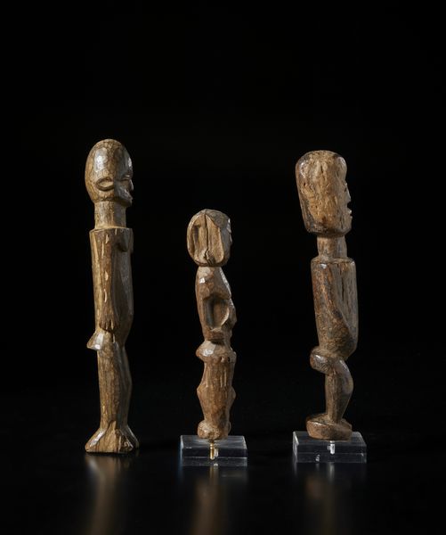 Lobi - Burkina Faso : Lotto composto da tre sculture Bateba  di varia dimensioni e qualit d'intaglio. Legno a patina naturale.  - Asta Asta 422 | AFRICA, OCEANIA E AMERICHE - ARTIGIANATO AFRICANO: VARI COMMITTENTI E SELEZIONE DALLA COLLEZIONE BARTOLOMUCCI Online - Associazione Nazionale - Case d'Asta italiane