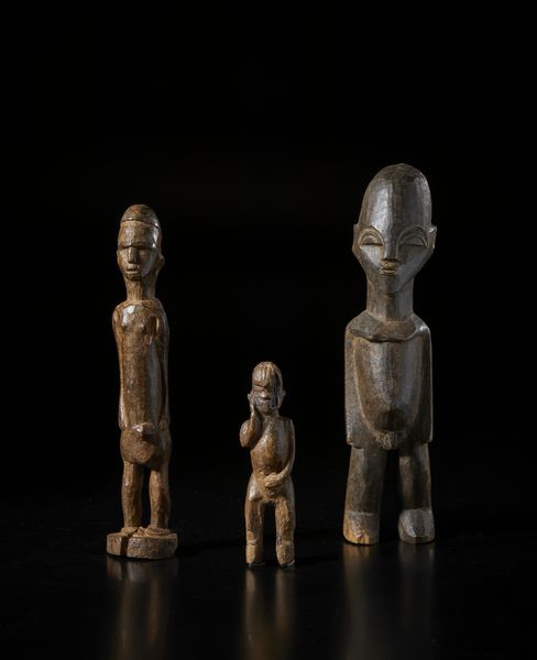 Lobi - Burkina Faso : Lotto composto da 3 sculture Bateba di i varia dimensione e qualit d'intaglio. Legno a patina scura.  - Asta Asta 422 | AFRICA, OCEANIA E AMERICHE - ARTIGIANATO AFRICANO: VARI COMMITTENTI E SELEZIONE DALLA COLLEZIONE BARTOLOMUCCI Online - Associazione Nazionale - Case d'Asta italiane