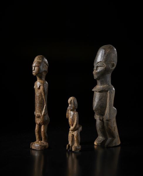 Lobi - Burkina Faso : Lotto composto da 3 sculture Bateba di i varia dimensione e qualit d'intaglio. Legno a patina scura.  - Asta Asta 422 | AFRICA, OCEANIA E AMERICHE - ARTIGIANATO AFRICANO: VARI COMMITTENTI E SELEZIONE DALLA COLLEZIONE BARTOLOMUCCI Online - Associazione Nazionale - Case d'Asta italiane