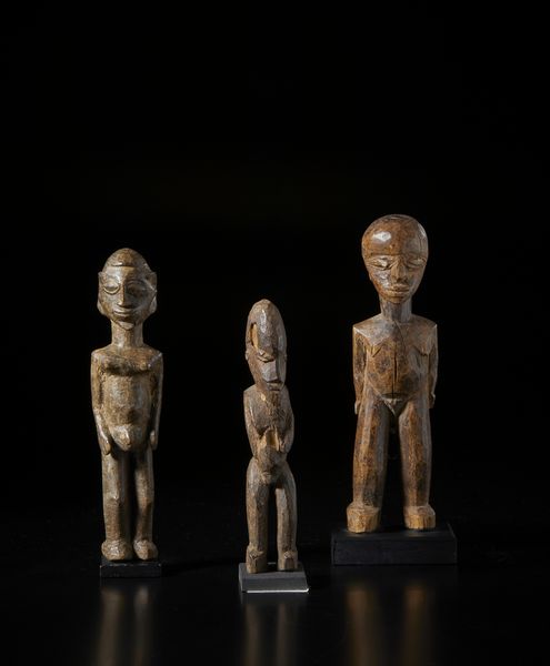 Lobi - Burkina Faso : Lotto composto da 3 sculture Bateba di varia dimensione e qualit d'intaglio. Legno duro.  - Asta Asta 422 | AFRICA, OCEANIA E AMERICHE - ARTIGIANATO AFRICANO: VARI COMMITTENTI E SELEZIONE DALLA COLLEZIONE BARTOLOMUCCI Online - Associazione Nazionale - Case d'Asta italiane