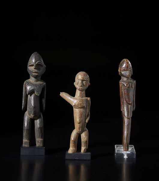 Lobi - Burkina Faso : Lotto composto da 2 sculture Bateba di varia dimensione e qualit d'intaglio e da una fionda con manico in forma antropomorfa. Legno duro.  - Asta Asta 422 | AFRICA, OCEANIA E AMERICHE - ARTIGIANATO AFRICANO: VARI COMMITTENTI E SELEZIONE DALLA COLLEZIONE BARTOLOMUCCI Online - Associazione Nazionale - Case d'Asta italiane