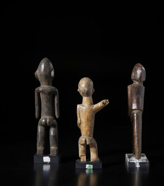 Lobi - Burkina Faso : Lotto composto da 2 sculture Bateba di varia dimensione e qualit d'intaglio e da una fionda con manico in forma antropomorfa. Legno duro.  - Asta Asta 422 | AFRICA, OCEANIA E AMERICHE - ARTIGIANATO AFRICANO: VARI COMMITTENTI E SELEZIONE DALLA COLLEZIONE BARTOLOMUCCI Online - Associazione Nazionale - Case d'Asta italiane