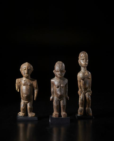 Lobi - Burkina Faso : Lotto composto da 3 sculture Bateba di varia dimensione e qualit d'intaglio.In legno duro con differenti patine.  - Asta Asta 422 | AFRICA, OCEANIA E AMERICHE - ARTIGIANATO AFRICANO: VARI COMMITTENTI E SELEZIONE DALLA COLLEZIONE BARTOLOMUCCI Online - Associazione Nazionale - Case d'Asta italiane