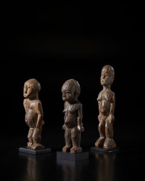 Lobi - Burkina Faso : Lotto composto da 3 sculture Bateba di varia dimensione e qualit d'intaglio.In legno duro con differenti patine.  - Asta Asta 422 | AFRICA, OCEANIA E AMERICHE - ARTIGIANATO AFRICANO: VARI COMMITTENTI E SELEZIONE DALLA COLLEZIONE BARTOLOMUCCI Online - Associazione Nazionale - Case d'Asta italiane