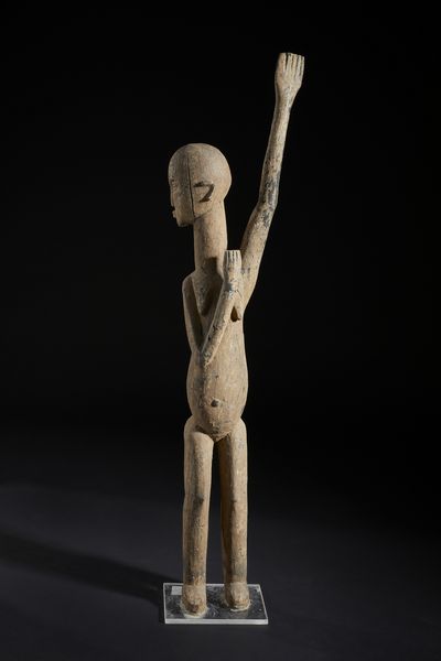 Lobi - Burkina Faso : Grande scultura antropomorfa Bateba con braccio alzato. Legno duro a patina chiara crostosa.  - Asta Asta 422 | AFRICA, OCEANIA E AMERICHE - ARTIGIANATO AFRICANO: VARI COMMITTENTI E SELEZIONE DALLA COLLEZIONE BARTOLOMUCCI Online - Associazione Nazionale - Case d'Asta italiane