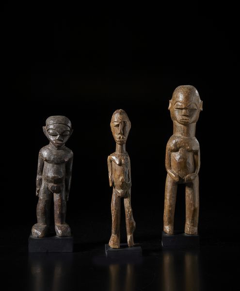 Lobi - Burkina Faso : Lotto composto da tre sculture Bateba di diversa dimensione e qualit d'intagliolegno duro con diverse patine.  - Asta Asta 422 | AFRICA, OCEANIA E AMERICHE - ARTIGIANATO AFRICANO: VARI COMMITTENTI E SELEZIONE DALLA COLLEZIONE BARTOLOMUCCI Online - Associazione Nazionale - Case d'Asta italiane