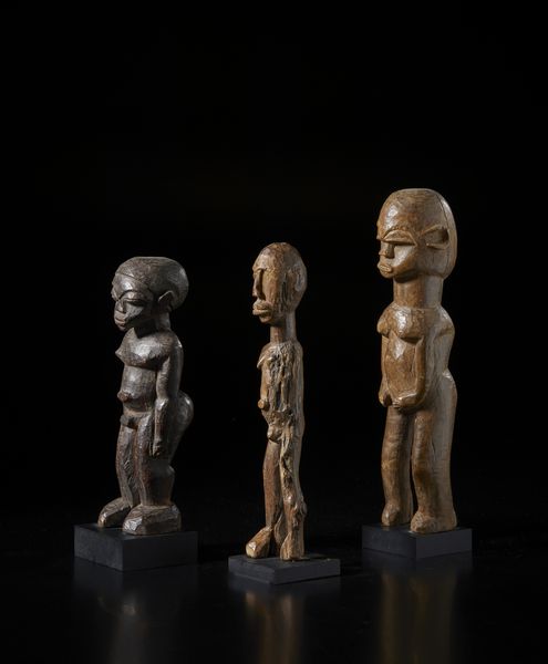 Lobi - Burkina Faso : Lotto composto da tre sculture Bateba di diversa dimensione e qualit d'intagliolegno duro con diverse patine.  - Asta Asta 422 | AFRICA, OCEANIA E AMERICHE - ARTIGIANATO AFRICANO: VARI COMMITTENTI E SELEZIONE DALLA COLLEZIONE BARTOLOMUCCI Online - Associazione Nazionale - Case d'Asta italiane