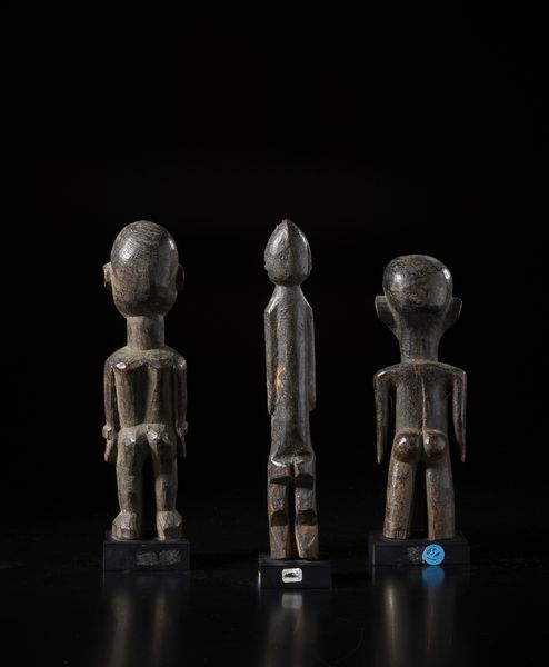 Lobi - Burkina Faso : Lotto composta da tre sculture Bateba di differente dimensione e qualit d'intaglio.Legno duro a patina nera.  - Asta Asta 422 | AFRICA, OCEANIA E AMERICHE - ARTIGIANATO AFRICANO: VARI COMMITTENTI E SELEZIONE DALLA COLLEZIONE BARTOLOMUCCI Online - Associazione Nazionale - Case d'Asta italiane