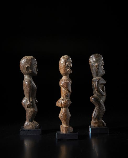 Lobi - Burkina Faso : Lotto composta da tre sculture Bateba di diversa dimensione e qualit d'intaglio.Legno duro a patine diverse.  - Asta Asta 422 | AFRICA, OCEANIA E AMERICHE - ARTIGIANATO AFRICANO: VARI COMMITTENTI E SELEZIONE DALLA COLLEZIONE BARTOLOMUCCI Online - Associazione Nazionale - Case d'Asta italiane