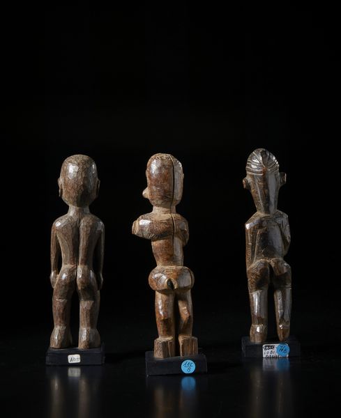 Lobi - Burkina Faso : Lotto composta da tre sculture Bateba di diversa dimensione e qualit d'intaglio.Legno duro a patine diverse.  - Asta Asta 422 | AFRICA, OCEANIA E AMERICHE - ARTIGIANATO AFRICANO: VARI COMMITTENTI E SELEZIONE DALLA COLLEZIONE BARTOLOMUCCI Online - Associazione Nazionale - Case d'Asta italiane