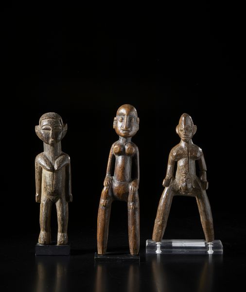 Lobi - Burkina Faso : Lotto composto da una scultura Batiba e due fionde lobi con figure antropomorfe di differenti dimensioni e qualit d'intagliolegno duro con differenti patine.  - Asta Asta 422 | AFRICA, OCEANIA E AMERICHE - ARTIGIANATO AFRICANO: VARI COMMITTENTI E SELEZIONE DALLA COLLEZIONE BARTOLOMUCCI Online - Associazione Nazionale - Case d'Asta italiane