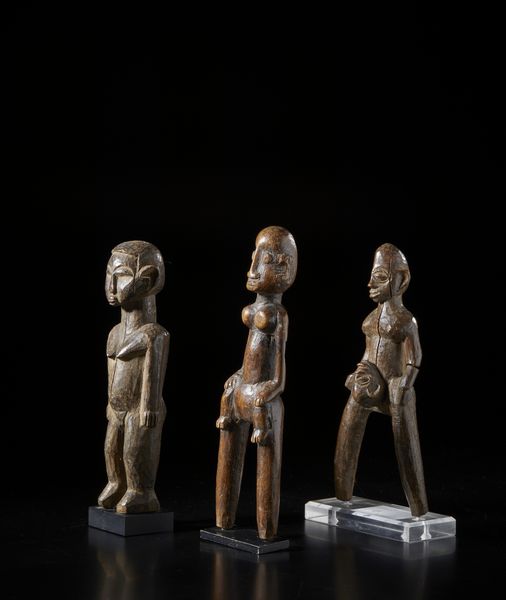 Lobi - Burkina Faso : Lotto composto da una scultura Batiba e due fionde lobi con figure antropomorfe di differenti dimensioni e qualit d'intagliolegno duro con differenti patine.  - Asta Asta 422 | AFRICA, OCEANIA E AMERICHE - ARTIGIANATO AFRICANO: VARI COMMITTENTI E SELEZIONE DALLA COLLEZIONE BARTOLOMUCCI Online - Associazione Nazionale - Case d'Asta italiane