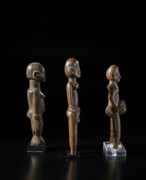 Lobi - Burkina Faso : Lotto composto da una scultura Batiba e due fionde lobi con figure antropomorfe di differenti dimensioni e qualit d'intagliolegno duro con differenti patine.  - Asta Asta 422 | AFRICA, OCEANIA E AMERICHE - ARTIGIANATO AFRICANO: VARI COMMITTENTI E SELEZIONE DALLA COLLEZIONE BARTOLOMUCCI Online - Associazione Nazionale - Case d'Asta italiane