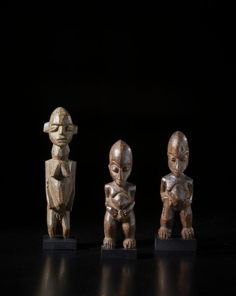 Lobi - Burkina Faso : Lotto composto da tre sculture Bateba di differente dimensione e qualit d'intaglio. Legno.  - Asta Asta 422 | AFRICA, OCEANIA E AMERICHE - ARTIGIANATO AFRICANO: VARI COMMITTENTI E SELEZIONE DALLA COLLEZIONE BARTOLOMUCCI Online - Associazione Nazionale - Case d'Asta italiane