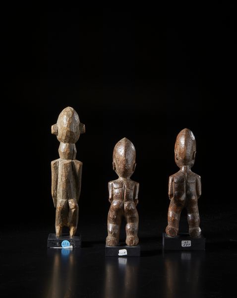 Lobi - Burkina Faso : Lotto composto da tre sculture Bateba di differente dimensione e qualit d'intaglio. Legno.  - Asta Asta 422 | AFRICA, OCEANIA E AMERICHE - ARTIGIANATO AFRICANO: VARI COMMITTENTI E SELEZIONE DALLA COLLEZIONE BARTOLOMUCCI Online - Associazione Nazionale - Case d'Asta italiane