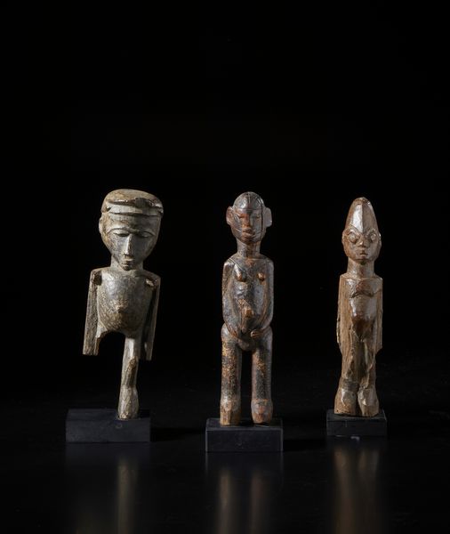 Lobi - Burkina Faso : Lotto composto da tre sculture Bateba di diversa dimensione e qualit d'intaglioLegno duro con differenti patine.  - Asta Asta 422 | AFRICA, OCEANIA E AMERICHE - ARTIGIANATO AFRICANO: VARI COMMITTENTI E SELEZIONE DALLA COLLEZIONE BARTOLOMUCCI Online - Associazione Nazionale - Case d'Asta italiane