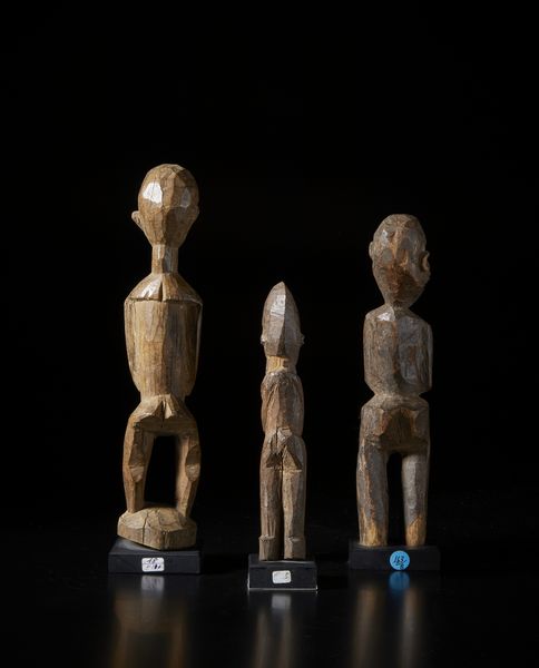 Lobi - Burkina Faso : Lotto composto da tre sculture Bateba di differente dimensione e qualit d'intaglio.Legno duro con differenti patine.  - Asta Asta 422 | AFRICA, OCEANIA E AMERICHE - ARTIGIANATO AFRICANO: VARI COMMITTENTI E SELEZIONE DALLA COLLEZIONE BARTOLOMUCCI Online - Associazione Nazionale - Case d'Asta italiane