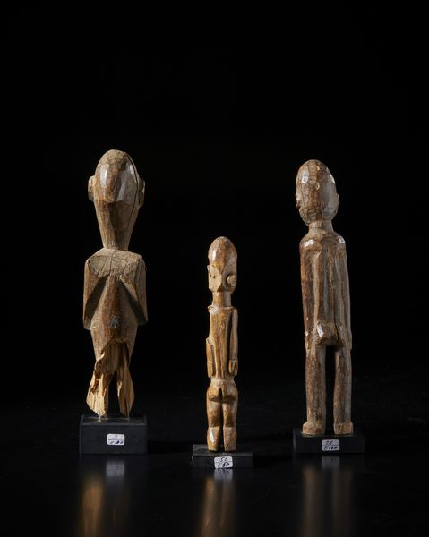 Lobi - Burkina Faso : Lotto composto da tre sculture Bateba di differente dimensione e qualit d'intaglio.  - Asta Asta 422 | AFRICA, OCEANIA E AMERICHE - ARTIGIANATO AFRICANO: VARI COMMITTENTI E SELEZIONE DALLA COLLEZIONE BARTOLOMUCCI Online - Associazione Nazionale - Case d'Asta italiane