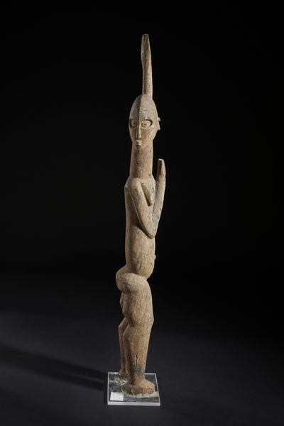 Lobi - Burkina Faso : Grande scultura antropomorfa Bateba con braccio alzato. Legno duro a patina chiara crostosa.  - Asta Asta 422 | AFRICA, OCEANIA E AMERICHE - ARTIGIANATO AFRICANO: VARI COMMITTENTI E SELEZIONE DALLA COLLEZIONE BARTOLOMUCCI Online - Associazione Nazionale - Case d'Asta italiane