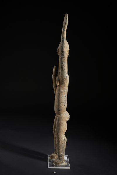 Lobi - Burkina Faso : Grande scultura antropomorfa Bateba con braccio alzato. Legno duro a patina chiara crostosa.  - Asta Asta 422 | AFRICA, OCEANIA E AMERICHE - ARTIGIANATO AFRICANO: VARI COMMITTENTI E SELEZIONE DALLA COLLEZIONE BARTOLOMUCCI Online - Associazione Nazionale - Case d'Asta italiane