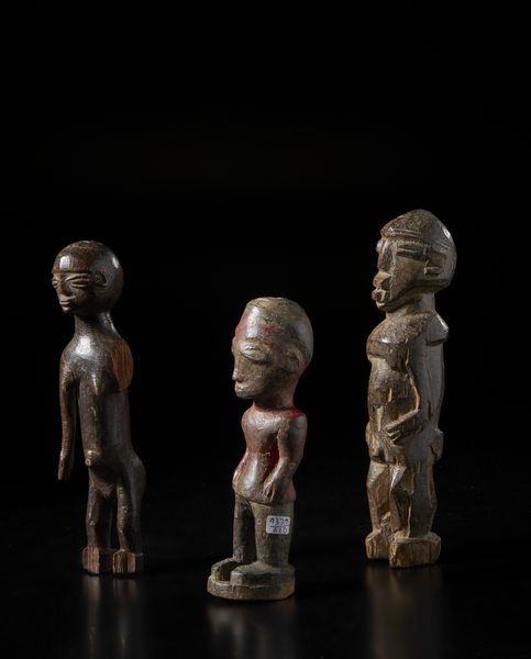 Lobi - Burkina Faso : Lotto composto da tre sculture Bateba di diversa dimensione e qualit d'intaglio. Legno duro con differenti patine e pigmento.  - Asta Asta 422 | AFRICA, OCEANIA E AMERICHE - ARTIGIANATO AFRICANO: VARI COMMITTENTI E SELEZIONE DALLA COLLEZIONE BARTOLOMUCCI Online - Associazione Nazionale - Case d'Asta italiane