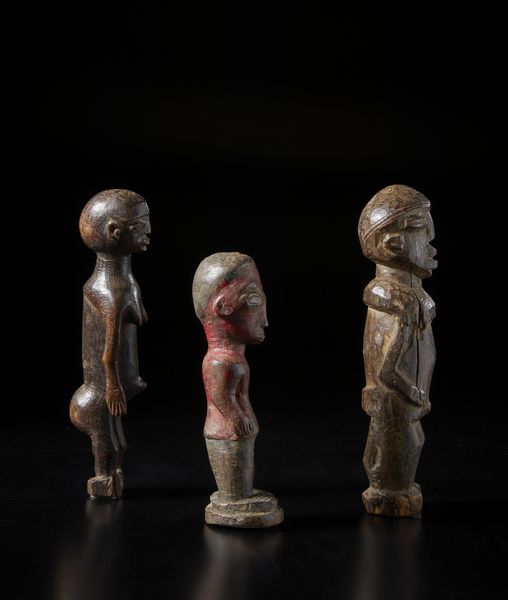 Lobi - Burkina Faso : Lotto composto da tre sculture Bateba di diversa dimensione e qualit d'intaglio. Legno duro con differenti patine e pigmento.  - Asta Asta 422 | AFRICA, OCEANIA E AMERICHE - ARTIGIANATO AFRICANO: VARI COMMITTENTI E SELEZIONE DALLA COLLEZIONE BARTOLOMUCCI Online - Associazione Nazionale - Case d'Asta italiane