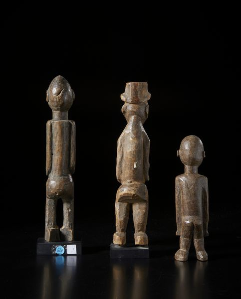 Lobi - Burkina Faso : Lotto composto da tre sculture Bateba di differente misura e qualit d'intaglio. Legno duro don differenti patine.  - Asta Asta 422 | AFRICA, OCEANIA E AMERICHE - ARTIGIANATO AFRICANO: VARI COMMITTENTI E SELEZIONE DALLA COLLEZIONE BARTOLOMUCCI Online - Associazione Nazionale - Case d'Asta italiane