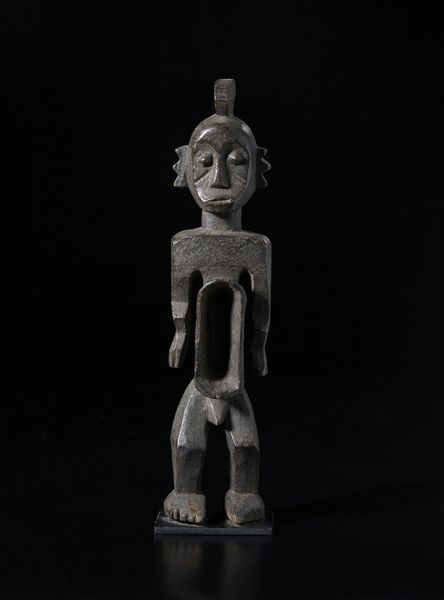 Koro - Nigeria : Scultura-reliquiario  antropomorfa con grande cavit addominale.Legno duro a patina scura crostosa.  - Asta Asta 422 | AFRICA, OCEANIA E AMERICHE - ARTIGIANATO AFRICANO: VARI COMMITTENTI E SELEZIONE DALLA COLLEZIONE BARTOLOMUCCI Online - Associazione Nazionale - Case d'Asta italiane