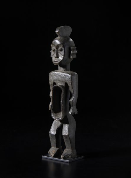 Koro - Nigeria : Scultura-reliquiario  antropomorfa con grande cavit addominale.Legno duro a patina scura crostosa.  - Asta Asta 422 | AFRICA, OCEANIA E AMERICHE - ARTIGIANATO AFRICANO: VARI COMMITTENTI E SELEZIONE DALLA COLLEZIONE BARTOLOMUCCI Online - Associazione Nazionale - Case d'Asta italiane