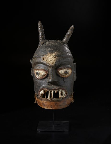 Yoruba -Nigeria : Maschera a casco antropozoomorfa Epa.Legno duro, pigmenti, ferro, piume e corda.  - Asta Asta 422 | AFRICA, OCEANIA E AMERICHE - ARTIGIANATO AFRICANO: VARI COMMITTENTI E SELEZIONE DALLA COLLEZIONE BARTOLOMUCCI Online - Associazione Nazionale - Case d'Asta italiane