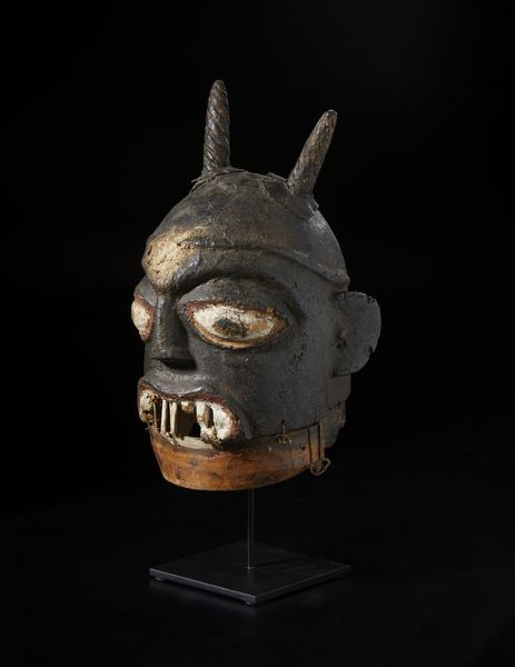 Yoruba -Nigeria : Maschera a casco antropozoomorfa Epa.Legno duro, pigmenti, ferro, piume e corda.  - Asta Asta 422 | AFRICA, OCEANIA E AMERICHE - ARTIGIANATO AFRICANO: VARI COMMITTENTI E SELEZIONE DALLA COLLEZIONE BARTOLOMUCCI Online - Associazione Nazionale - Case d'Asta italiane