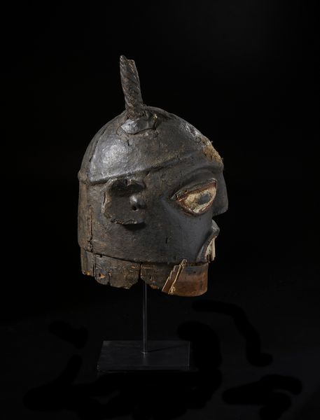 Yoruba -Nigeria : Maschera a casco antropozoomorfa Epa.Legno duro, pigmenti, ferro, piume e corda.  - Asta Asta 422 | AFRICA, OCEANIA E AMERICHE - ARTIGIANATO AFRICANO: VARI COMMITTENTI E SELEZIONE DALLA COLLEZIONE BARTOLOMUCCI Online - Associazione Nazionale - Case d'Asta italiane